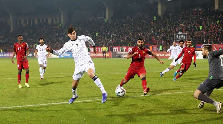 Một bàn thắng đẹp mắt! Jonas Hofmann chuyền bóng cho Kai Havertz (Đức), người đang đứng ở một vị trí trống trải trong vòng cấm để cầu thủ này có một cú sút một chạm, đưa bóng vòng qua người thủ môn Stanislav Buchnev và đi vào góc thấp bên trái mành lưới. Tỉ số là 0:1.