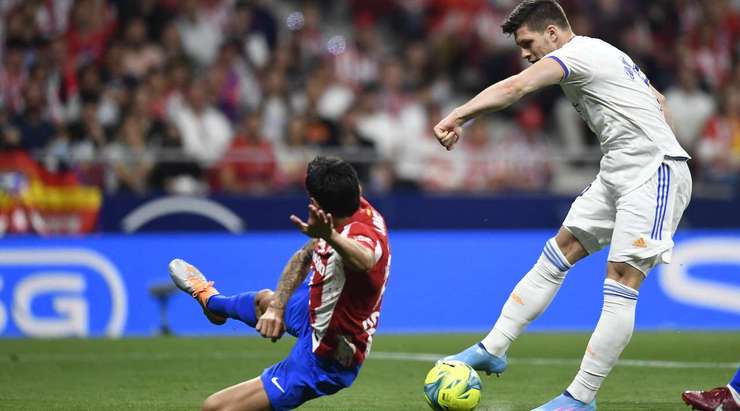 Luka Jovic (Real Madrid) có một cú sút bị chặn trong vòng cấm.