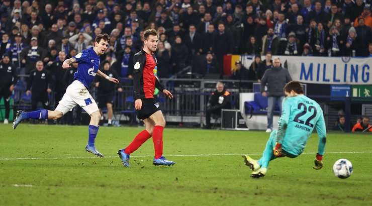 Benito Raman (Schalke) kết thúc nỗ lực đi bóng đẹp mắt của mình với một cú sút xuất sắc từ trong vòng cấm. Bóng đi chìm vào giữa khung thành và Rune Jarstein chỉ có thể vào lưới nhặt bóng. Tỉ số là 3:2.