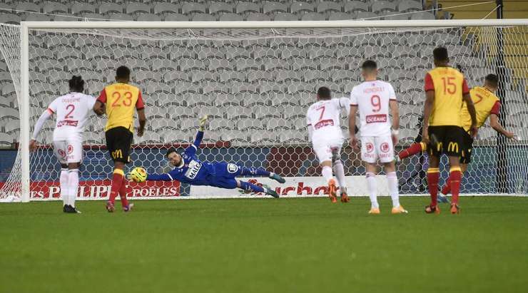 Vào! Gautier Larsonneur đã chạm được những đầu ngón tay vào bóng sau cú sút của Florian Sotoca (Lens), nhưng chừng đó thôi không đủ ngăn trái bóng đi vào góc thấp bên trái khung thành.