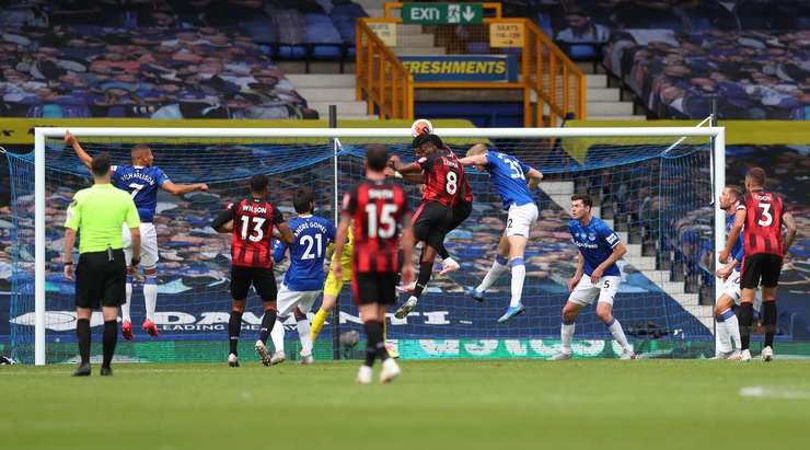 Bóng từ quả đá phạt tìm đến Dominic Solanke (Bournemouth), người đang ở một vị trí rất trống trải và anh đã ghi bàn với một cú đánh đầu sấm sét vào sát mép trong cột dọc bên phải. Một cú đánh đầu tầm xa siêu phẩm!