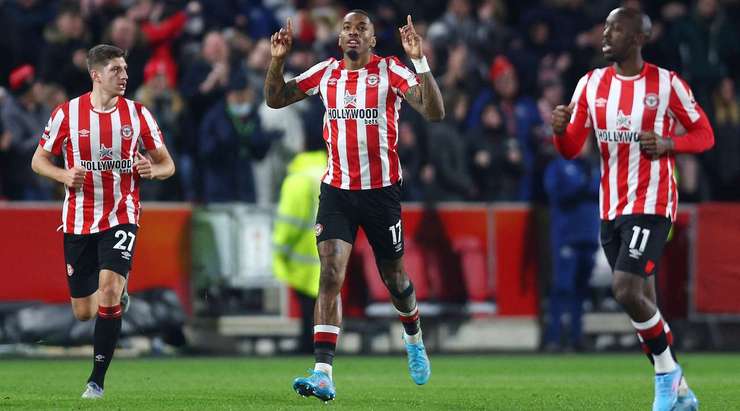 Ivan Toney (Brentford) chuyển hóa quả tạt sắc bén của đồng đội bằng một cú sút chìm hiểm hóc vào góc thấp bên phải khung thành! Một pha dứt điểm xuất sắc!