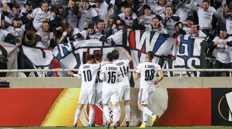 Vào - 0:2! Fabian Frei chuyền bóng như đặt cho Valentin Stocker (Basel), người có một cú sút từ cự ly gần vào góc thấp bên phải mành lưới, dễ dàng đánh bại thủ môn.