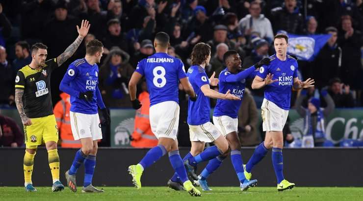 Màn ăn mừng của các cầu thủ Leicester đã bị tạm hoãn vì trọng tài quyết định xem xét lại bàn thắng qua hệ thống VAR. Hy vọng rằng việc này sẽ không mất quá nhiều thời gian.