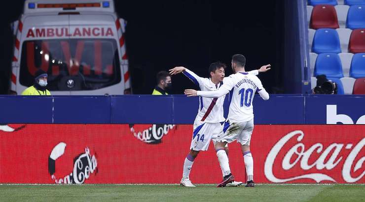 Vào! Một sai lầm tồi tệ từ đối phương đã trao tặng một cơ hội cho Takashi Inui (Eibar), người đưa bóng vào lưới từ cự li gần. 0:1.