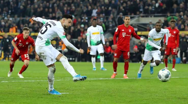 Vào! Ramy Bensebaini (B. Monchengladbach) sút bóng vào góc thấp bên phải khung thành, vượt qua tầm với của Manuel Neuer dù thủ môn đã đổ người hết cỡ.
