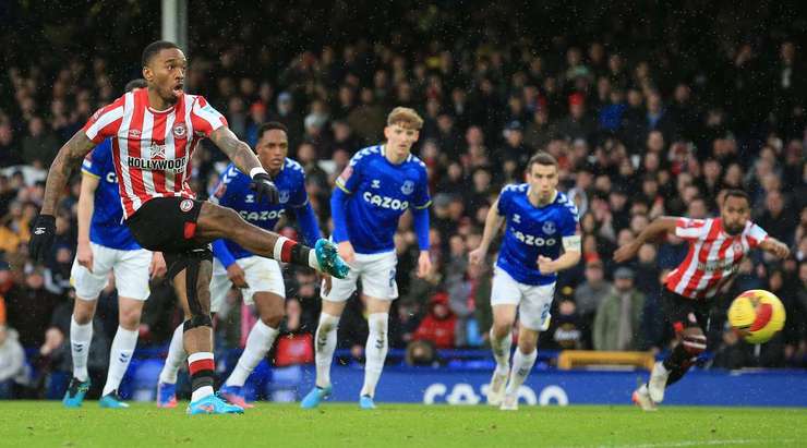 VÀO! Đó là một cú sút phạt đền tuyệt vời của Ivan Toney (Brentford) về phía góc thấp bên trái khung thành, không có một chút cơ hội nào cho thủ môn Jordan Pickford để cản phá!