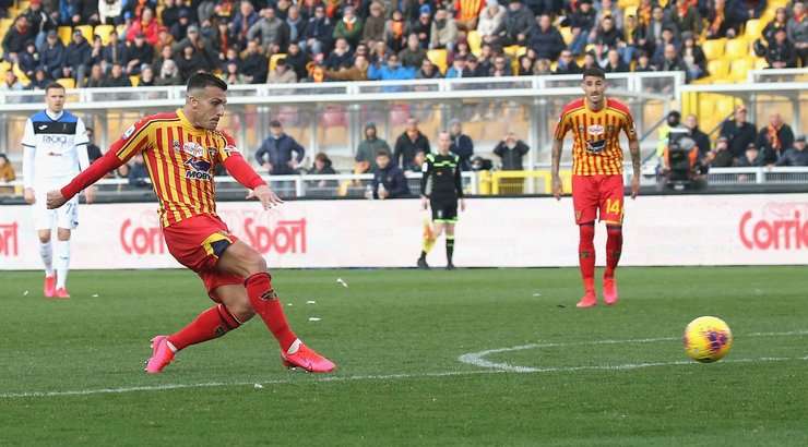 Giulio Donati (Lecce) nhận đường chuyền từ đồng đội và anh không hề do dự tung một cú sút chìm không thể cản phá vào góc thấp bên trái khung thành.