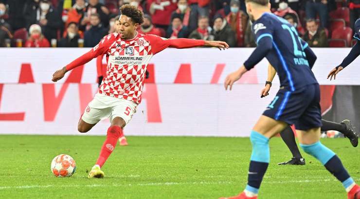 Jean-Paul Boetius (Mainz) ghi bàn! Anh ấy đón một đường chuyền của đồng đội và tung một cú sút hoàn hảo từ rìa vòng cấm, đi vào phía trong cột dọc bên phải khung thành, vượt quá tầm với của thủ môn.