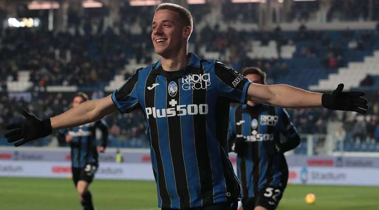 Vào! Remo Freuler treo một đường bóng sắc sảo vào vòng cấm theo hướng di chuyển của Mario Pasalic (Atalanta). Cầu thủ này bật lên rất cao để tung một cú đánh đầu căng như kẻ chỉ từ giữa vòng cấm vào ngay giữa khung thành. Thủ môn Wladimiro Falcone đã không có cơ hội nào để cản phá. 1:0!