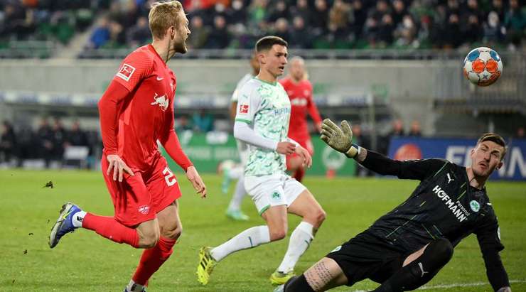 VÀO! Đường chuyền trên cả tuyệt vời cho Konrad Laimer (RB Leipzig) đến sau một pha phản công. Ở một vị trí không thể trống trải hơn, anh bình tĩnh khống chế bóng trước khi dứt điểm gọn gàng từ cự ly gần, không cho thủ môn đối phương một cơ hội nào. Tỉ số bây giờ là 1:3.