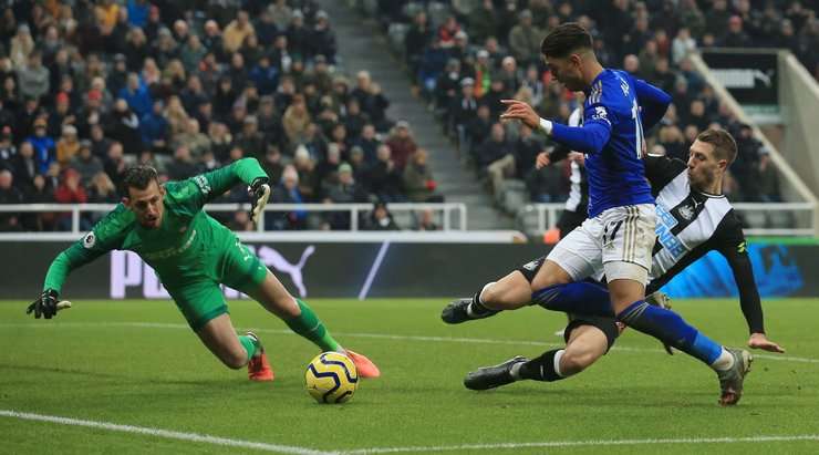 Ayoze Perez (Leicester) tìm thấy khoảng trống trong vòng cấm. Anh đón được một đường bóng bật ra và tung cú sút về phía khung thành. Tuy nhiên, thủ môn Martin Dubravka đã phản xạ một cách tuyệt vời để cản phá cú sút vừa rồi vào ngay giữa khung thành.