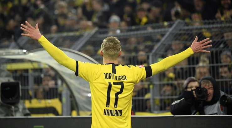 Erling Haaland (Dortmund) khôn khéo phá bẫy việt vị và xông về phía khung thành. Khi trước mặt chỉ còn người gác đền, anh lạnh lùng đệm bóng, đưa bóng vượt quá tầm với của thủ môn và bay vào lưới!