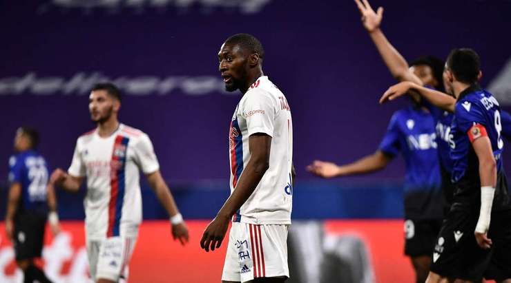 Vào! Karl Toko Ekambi (Lyon) đón một đường chuyền và nó cho phép anh ấy dứt điểm vào lưới trống với một cú đánh đầu cự li gần. Tỉ số đã thay đổi thành 2:1.