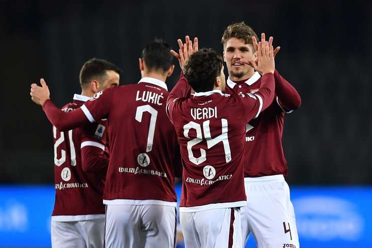 Một bàn thắng ngoạn mục! Simone Verdi (Torino) bứt tốc như một mũi tên vào vòng cấm để đón quả tạt và sút bóng đập chân cột dọc bên phải vào lưới, để mặc thủ môn đứng chôn chân sững sờ!