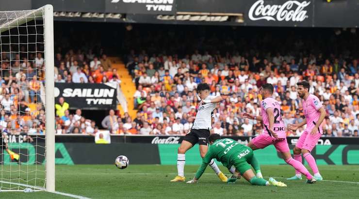 Vào! Bóng bật ra đến Diego Lopez (Valencia) và anh ấy tung cú sút từ cự li gần. Tỉ số là 1:0.