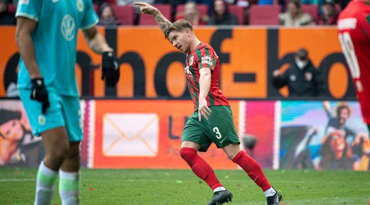 Vào! Mads Pedersen (Augsburg) khống chế đẹp mắt một đường chuyền hơi mạnh của Florian Niederlechner ở một vị trí trong vòng cấm. Anh chạy cắt mặt một hậu vệ đối phương và sút tung nóc lưới bên trái khung thành. Tỉ số là 3:0.