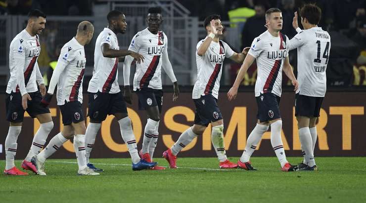 Một cú sút tuyệt vời! Riccardo Orsolini (Bologna) thể hiện sự bình tĩnh tuyệt vời trong vòng cấm để tung một cú sút nhanh vào ngay giữa mành lưới. Tỉ số là 0:1.