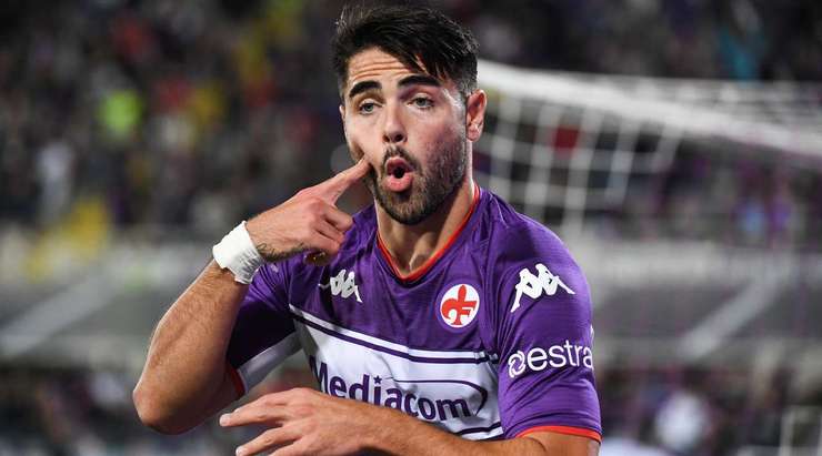 Vào! Nicolas Gonzalez chuyền bóng đến chân của Riccardo Sottil (Fiorentina), người đứng trước mành lưới trống và không gặp khó khăn đệm bóng vào khung thành. 1:0.