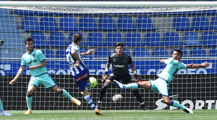 Vào! Pere Pons (Alaves) tung một cú sút một chạm trong vòng cấm và đánh bại thủ môn đối phương. Bóng đi vào phía trong cột dọc bên trái. 1:0.