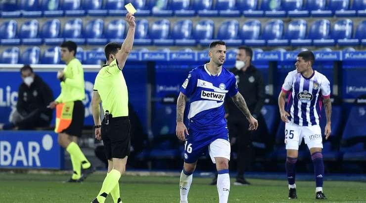 Edgar Mendez (Alaves) bị phạt thẻ sau khi làm ngã đối phương. Trọng tài Cesar Soto Grado đã có một quyết định dễ dàng.