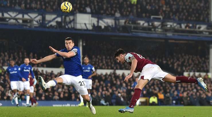 Một cơ hội tuyệt vời! Robbie Brady (Burnley) có một tình huống bỏ lỡ rất đáng tiếc khi anh ấy đón một quả tạt hoàn hảo từ biên và đánh đầu rất căng từ gần chấm phạt đền. Tiếc là nỗ lực của anh đã đi chệch cột dọc bên phải khá xa!