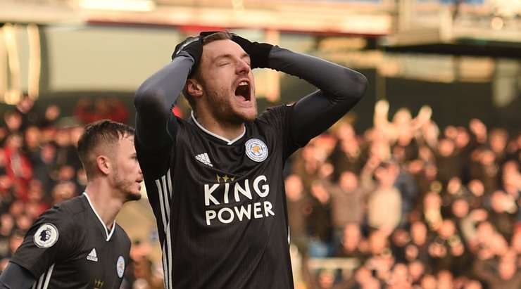 Nick Pope đã đoán hướng của quả phạt đền được thực hiện bởi Jamie Vardy (Leicester). Cầu thủ này sút bóng vào góc phải phía dưới, nhưng thủ môn đã đổ người kịp thời để cản phá.