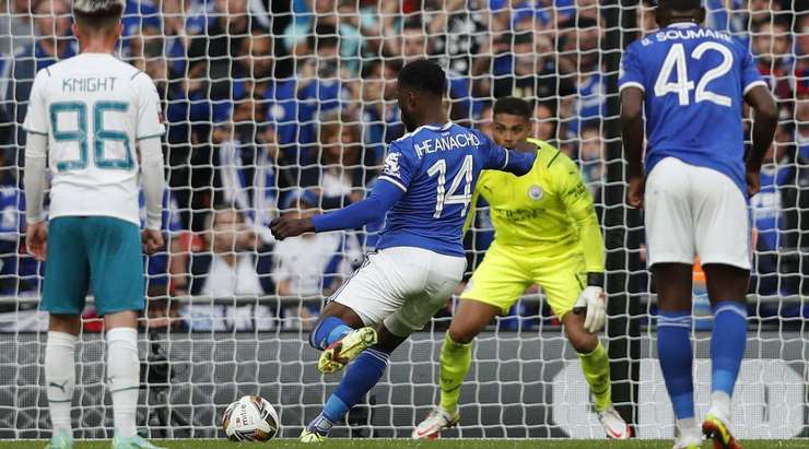Vào! Kelechi Iheanacho (Leicester) giành chiến thắng trên chấm phạt đền bằng một cú sút không thể cản phá, vượt qua tầm với của thủ môn Zackary Steffen vào góc phải khung thành.