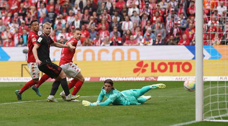 Aaron Martin (Mainz) khống chế bóng gọn gàng từ một đường chuyền sắc sảo tại rìa vòng cấm và tung cú sút căng vào vào góc thấp bên phải khung thành, theo một phong cách đã thành thương hiệu của anh.