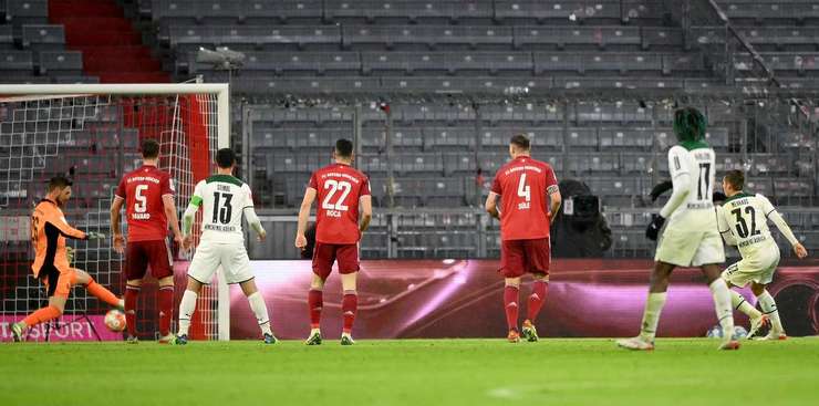 Vào! Bóng bật ra đến Florian Neuhaus (B. Monchengladbach) và anh ấy tung cú sút từ cự li gần. Tỉ số là 1:1.