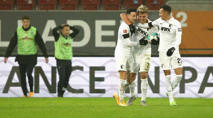 Ruben Vargas (Augsburg) không suy nghĩ nhiều và anh tung một cú sút cực mạnh về phía khung thành sau khi nhận được đường chuyền bổng từ Marco Richter. Có lẽ thủ môn Florian Muller đã hơi chủ quan trong tình huống vừa rồi, và đành phải nhìn bóng đi hiểm hóc vào sát mé trong cột dọc bên trái. Tỉ số đã thay đổi thành 1:1.