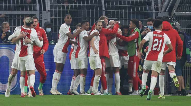 Đó là một bàn thắng! Tỉ số được nâng lên 1:2. Sebastien Haller (Ajax) nhảy lên cao nhất để đón quả tạt hoàn hảo từ Antony và tung một cú đánh đầu từ cự li gần vào góc trái khung thành. Thủ môn Gregor Kobel đã hoàn toàn bó tay.
