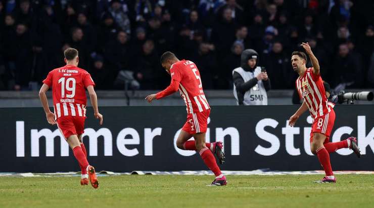 Danilho Doekhi (Union Berlin) đang ăn mừng một bàn thắng đẹp mắt! Cầu thủ này chiến thắng trong pha không chiến và đánh đầu quả đá phạt vào góc trái cầu môn. 0:1!