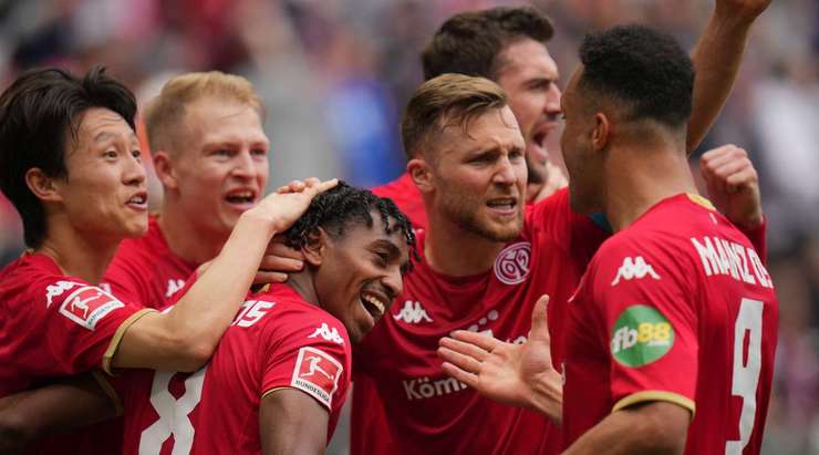 Karim Onisiwo thực hiện một đường chuyền gọn gàng rất đúng tầm di chuyển của Leandro Barreiro Martins (Mainz), người đã rất sẵn sàng và tung một cú sút chìm căng như kẻ chỉ, đưa bóng đi trúng cột dọc bên trái vào lưới! Tỉ số là 2:1.