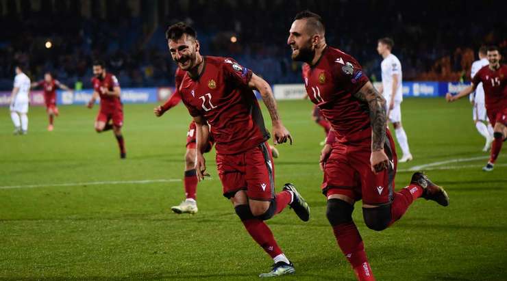 Vào! Tigran Barseghyan (Armenia) tinh quái dừng lại một nhịp trước khi sút, chờ cho thủ môn Florin Nita đổ người trước khi bình tĩnh đưa bóng vào góc thấp bên phải.