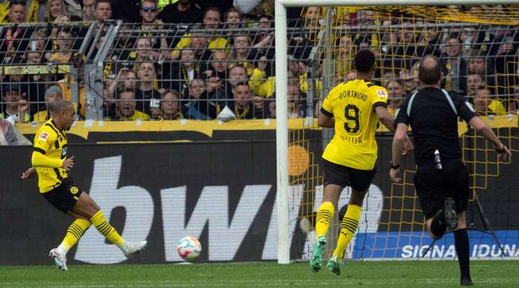 Vào! Donyell Malen (Dortmund) ghi bàn sau một pha kiến tạo bởi Julian Brandt cho phép anh ấy đưa bóng vào lưới trống. Tỉ số là 3:0.
