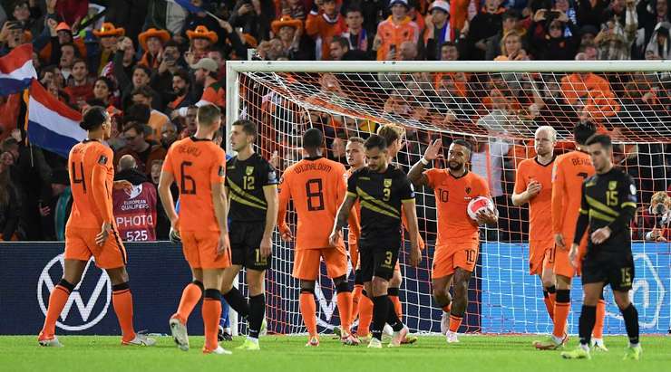 Memphis Depay (Hà Lan) đánh lừa thủ môn Bradley Banda đổ người về góc và sút quả penalty vào chính giữa khung thành.