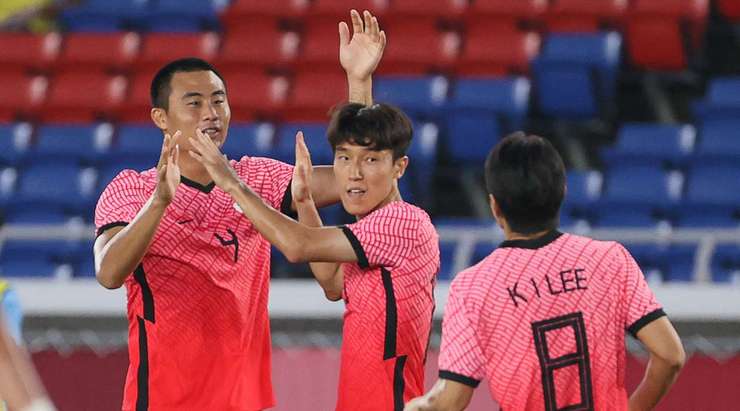 Jin-Ya Kim (Hàn Quốc) lấy bóng tại rìa vòng cấm và tung cú sút một chạm không hề do dự. Anh ấy sút bóng xuất sắc khi nó đi vào phía trong cột dọc bên phải. Có thể thực hiện tốt hơn không? Chắc chắn là không. 5:0.