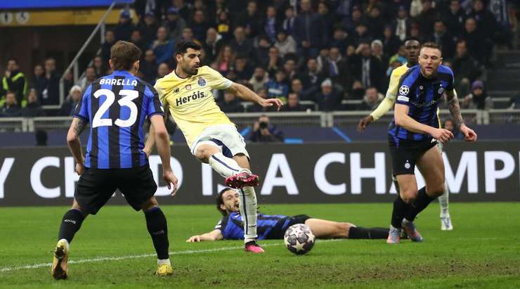 Mehdi Taremi (FC Porto) tạo khoảng trống trong vòng cấm để sút nhưng pha dứt diểm của anh ấy đi chệch cột dọc bên phải trong gang tấc.