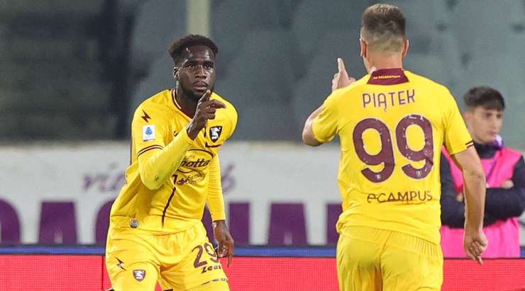 Vào - 1:1! Krzysztof Piatek chuyền bóng như đặt cho Boulaye Dia (Salernitana), người có một cú sút từ cự ly gần vào góc thấp bên phải mành lưới, dễ dàng đánh bại thủ môn.