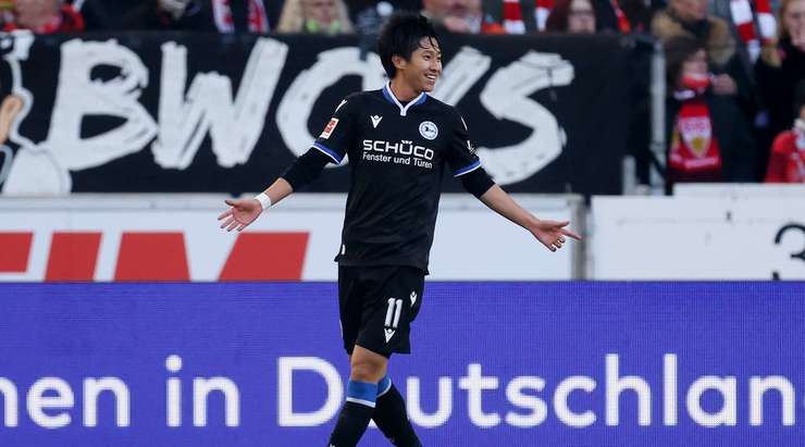 Masaya Okugawa (Arminia Bielefeld) kết thúc nỗ lực đi bóng đẹp mắt của mình với một cú sút xuất sắc từ trong vòng cấm. Bóng đi chìm vào giữa khung thành và Fabian Bredlow chỉ có thể vào lưới nhặt bóng. Tỉ số là 0:1.