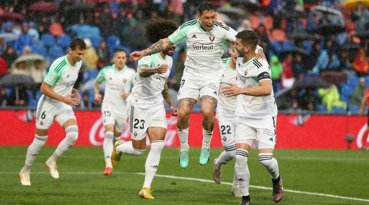 Chimy Avila (Osasuna) bật cao và đánh bại thủ môn đối phương với một cú đánh đầu hoàn hảo. Bóng đi rất hiểm hóc vào mép trong cột dọc bên trái.