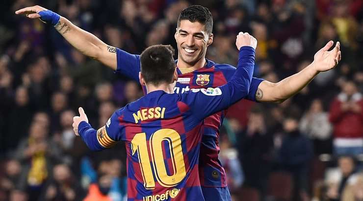 Tuyệt vời! Lionel Messi (Barcelona) có một màn trình diễn kỹ thuật xuất sắc với một cú vô-lê trong vòng cấm, đưa bóng đi dội xà ngang vào lưới. Công kiến tạo thuộc về Luis Suarez và tỉ số là 5:2.