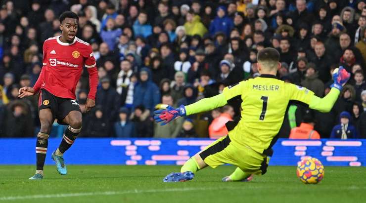 Tỉ số là 2:4! Bruno Fernandes chuyền bóng cho Anthony Elanga (Manchester United) trong vòng cấm, người không bị ai kèm và sút bóng vào bên phải mành lưới.