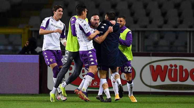 Franck Ribery (Fiorentina) đối mặt với thủ môn sau một nỗ lực rê bóng lắt léo. Anh giữ cái đầu lạnh băng và bình tĩnh sút tung lưới đối phương!