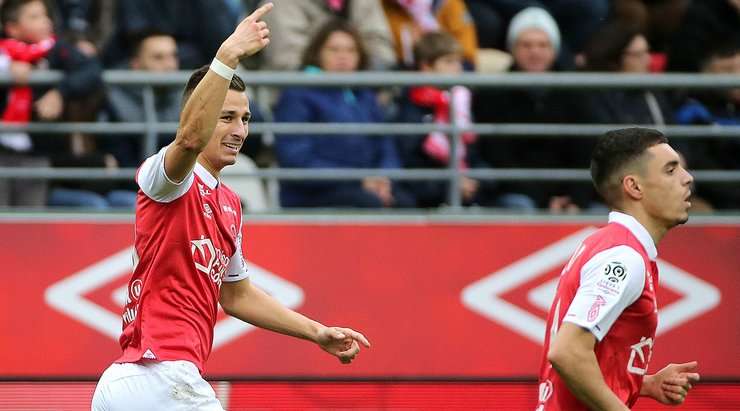 Vào! Remi Oudin (Reims) sút bóng bật ra vào phía trong cột dọc bên trái sau khi bóng đến chỗ anh ấy trong vòng cấm. Tỉ số là 1:0.