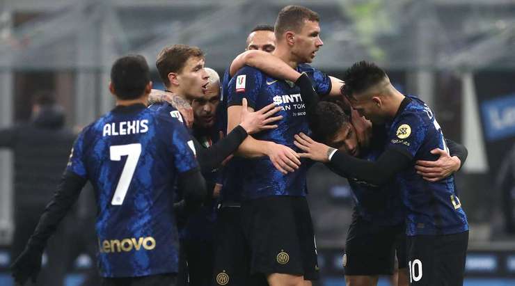 Vào! Andrea Ranocchia (Inter) đón bóng bật ra và từ rìa vòng cấm, anh ấy tung một cú sút đi vào phía trong cột dọc bên trái. Tỉ số là 2:2.