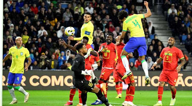 Raphinha nhận trách nhiệm đá phạt góc và chuyền bóng một cách hoàn hảo cho Marquinhos (Brazil), người đã nhảy cao nhất và bình tĩnh tung một cú đánh đầu cực mạnh vào lưới. Tỉ số bây giờ là 1:0.