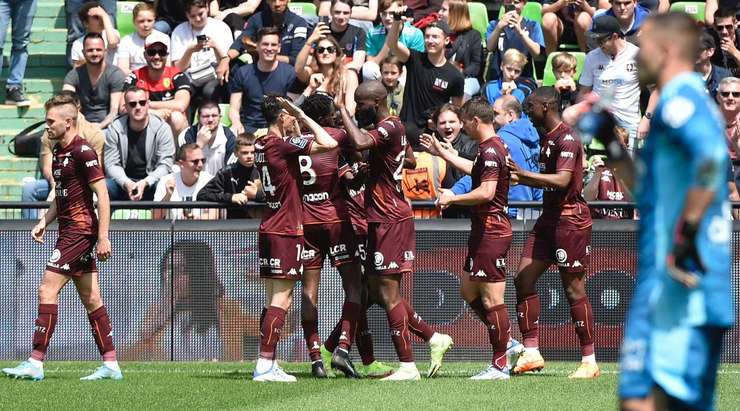 Vào! Pape Sarr lấy bóng, giúp Didier Lamkel Ze (Metz) thoát xuống vòng cấm và anh ấy ghi bàn với một pha dứt điểm bấm bóng thú vị để thay đổi tỉ số thành 2:0.