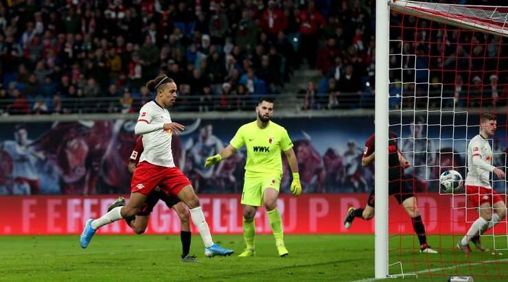 Vào! Timo Werner rê bóng vượt qua cả thủ môn và chuyền bóng một cách rất đồng đội cho Yussuf Poulsen (RB Leipzig), cầu thủ này dễ dàng đệm bóng vào lưới trống. 3:1.